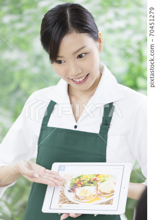 女店員解釋菜單 女店員解釋菜單 70451279