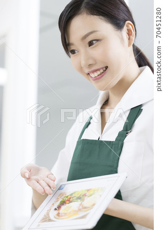 女店員解釋菜單 70451280
