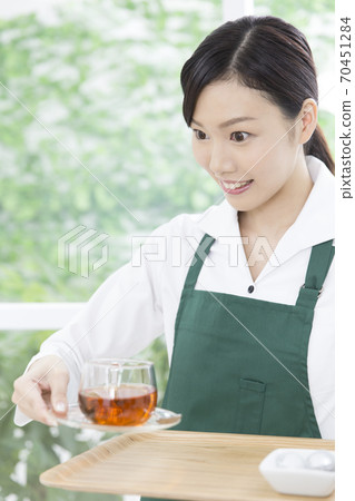 咖啡館職員攜帶茶 咖啡館職員攜帶茶 70451284