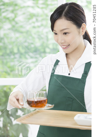 咖啡館職員攜帶茶 咖啡館職員攜帶茶 70451285