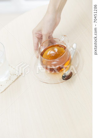 咖啡館職員攜帶茶 咖啡館職員攜帶茶 70451286