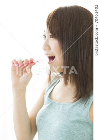 A woman who brushes teeth 70451402