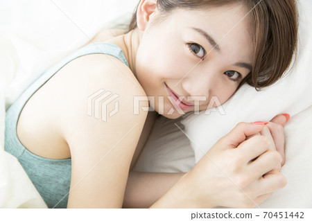 睡在床上的女人 70451442