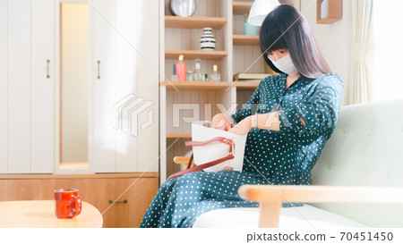 Pregnant woman putting her hand in her bag 16: 9 70451450