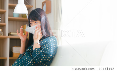 Pregnant woman wearing a mask Copy space 16: 9 70451452