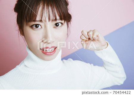 An angry woman 70454422