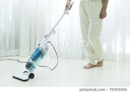 Woman cleaning 70455040