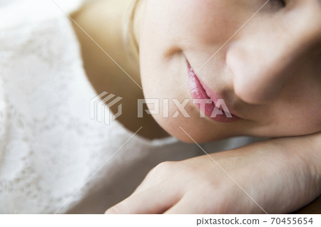 A woman who fells asleep 70455654