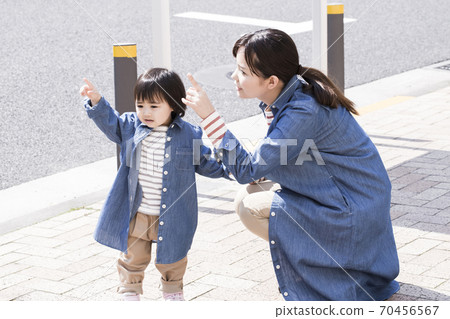 父母和孩子走路 父母和孩子走路 70456567