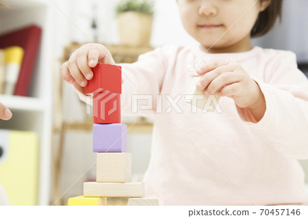 小孩在玩積木 70457146