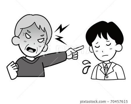 一個老人大吼大叫穿著白色長袍的年輕人 70457615