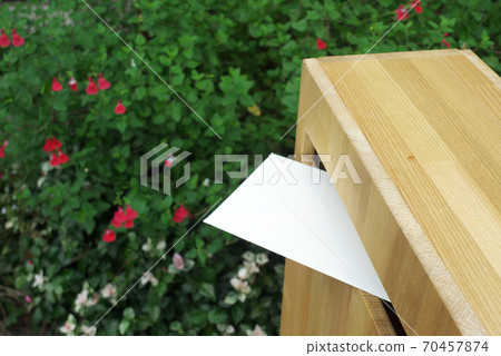 在花園裡的木樁上張貼的信 在花園裡的木樁上張貼的信 70457874
