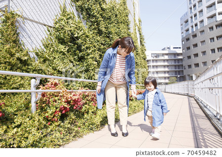 父母和孩子走路 70459482