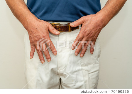 高爾夫球手的右手棕褐色染色,不戴手套 高爾夫球手的右手棕褐色染色,不戴手套 70460326