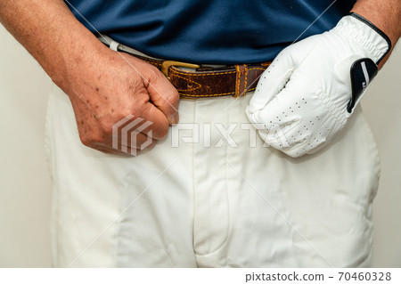 高爾夫球手的右手棕褐色染色，不戴手套 70460328