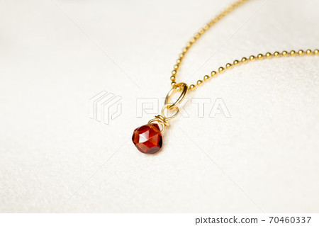 紅茶石和金鍊項鍊和白背 紅茶石和金鍊項鍊和白背 70460337