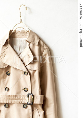 淺米色風衣和白色背景 70460347