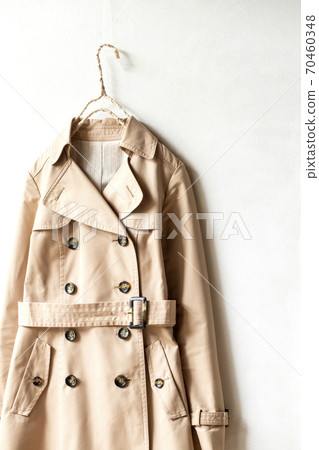 淺米色風衣和白色背景 70460348