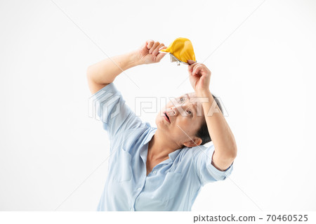 Senior woman with an empty wallet 70460525