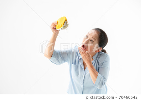 Senior woman with an empty wallet Senior woman with an empty wallet 70460542