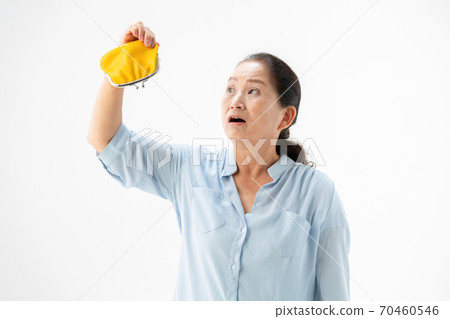 Senior woman with an empty wallet 70460546