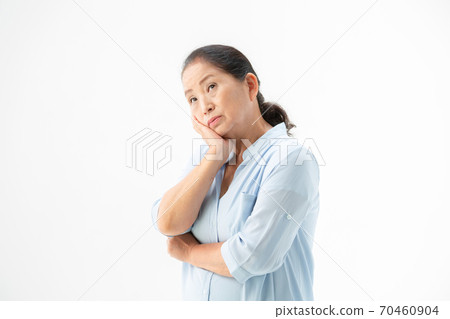 Senior women worry about thinking Senior women worry about thinking 70460904