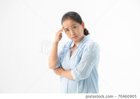 Senior women worry about thinking 70460905