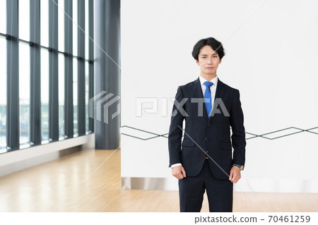 站立在終端的年輕商人 70461259