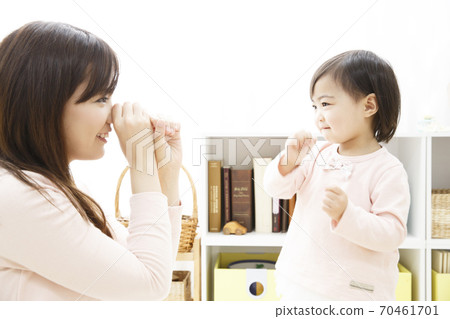 父母和孩子玩耍 父母和孩子玩耍 70461701