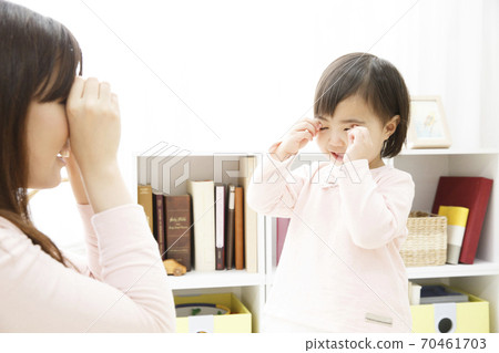 父母和孩子玩耍 父母和孩子玩耍 70461703