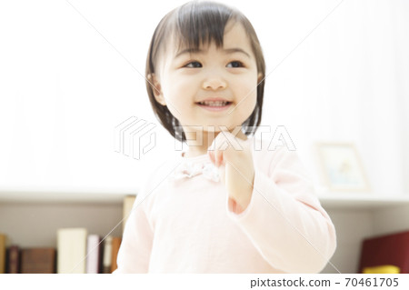 微笑的嬰兒 微笑的嬰兒 70461705