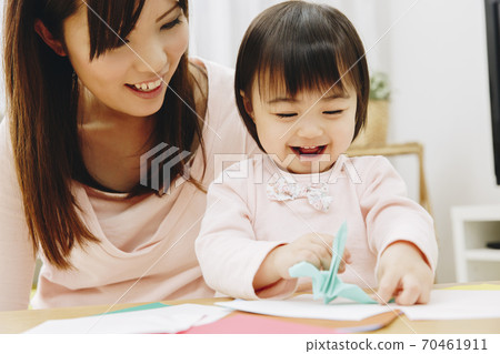 父母和孩子在玩摺紙 70461911