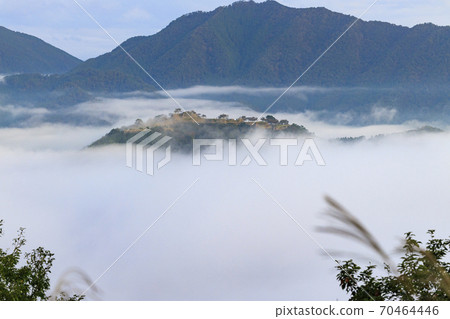武田城漂浮在立雲峽日出的雲海中 70464446