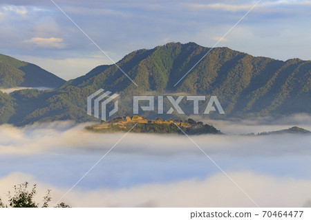 Takeda Castle floating in the sea of clouds at sunrise from Tachiunkyo 70464477