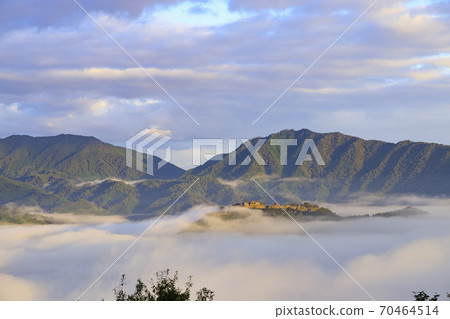 Takeda Castle floating in the sea of clouds at sunrise from Tachiunkyo 70464514