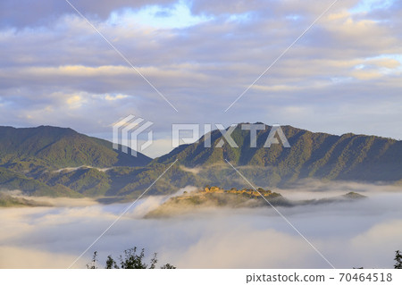 Takeda Castle floating in the sea of clouds at sunrise from Tachiunkyo 70464518