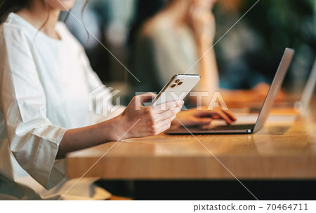 在辦公室使用智能手機的女人的手 70464711