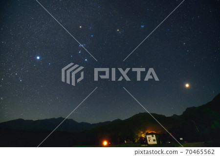 北森市白書町南阿爾卑斯山上空的星星。從左起，天狼星，獵戶座，公牛，斯巴魯和山腰上的大紅色恆星是火星。 70465562