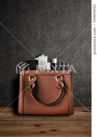 The contents of a camel-colored bag for women The contents of a camel-colored bag for women 70465650