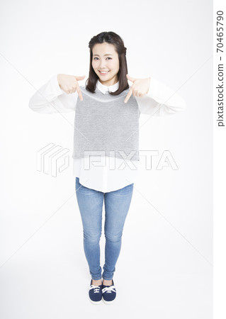 Woman pointing Woman pointing 70465790