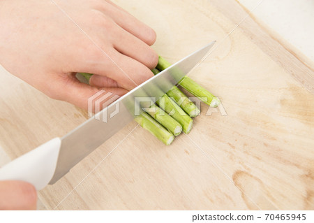 Hand cutting vegetables Hand cutting vegetables 70465945