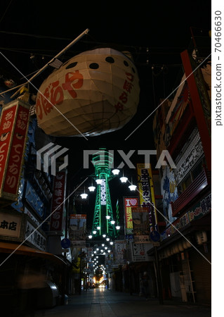 Tsutenkaku, which is specially lit up in green related to the new coronavirus, and Zuboraya's blowfish three-dimensional signboard before removal Tsutenkaku, which is specially lit up in green related to the new coronavirus, and Zuboraya's blowfish three-dimensional signboard before removal 70466630