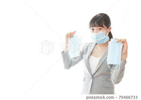 戴著大量面具的年輕商業人士 戴著大量面具的年輕商業人士 70466733