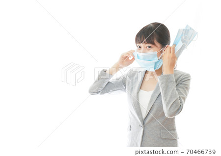 戴著大量面具的年輕商業人士 70466739