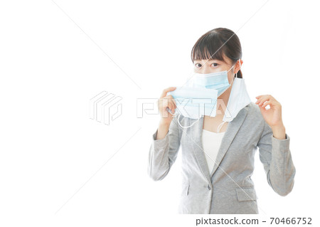戴著大量面具的年輕商業人士 戴著大量面具的年輕商業人士 70466752