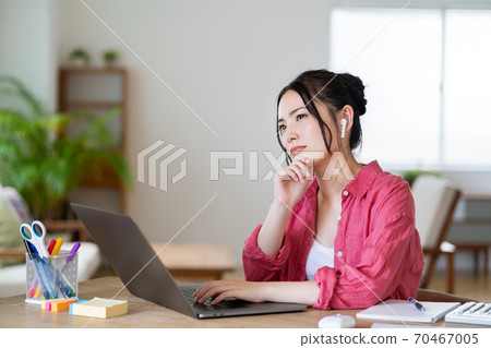 A young woman who is worried about teleworking. 70467005