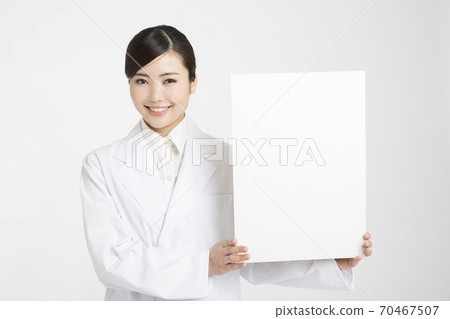 有留言簿的女性醫生 有留言簿的女性醫生 70467507