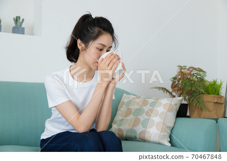美麗的女人在家裡享受咖啡 美麗的女人在家裡享受咖啡 70467848