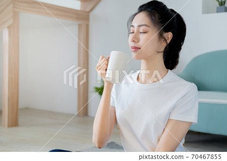 美麗的女人在家裡享受咖啡 70467855