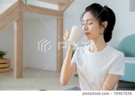 美麗的女人在家裡享受咖啡 70467856
